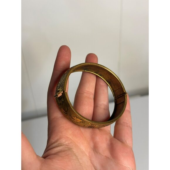 VTG Etched Gold Tone Floral Bangle Bracelet Wide Victorian Hinged Cuff 3.5" - Picture 4 of 5